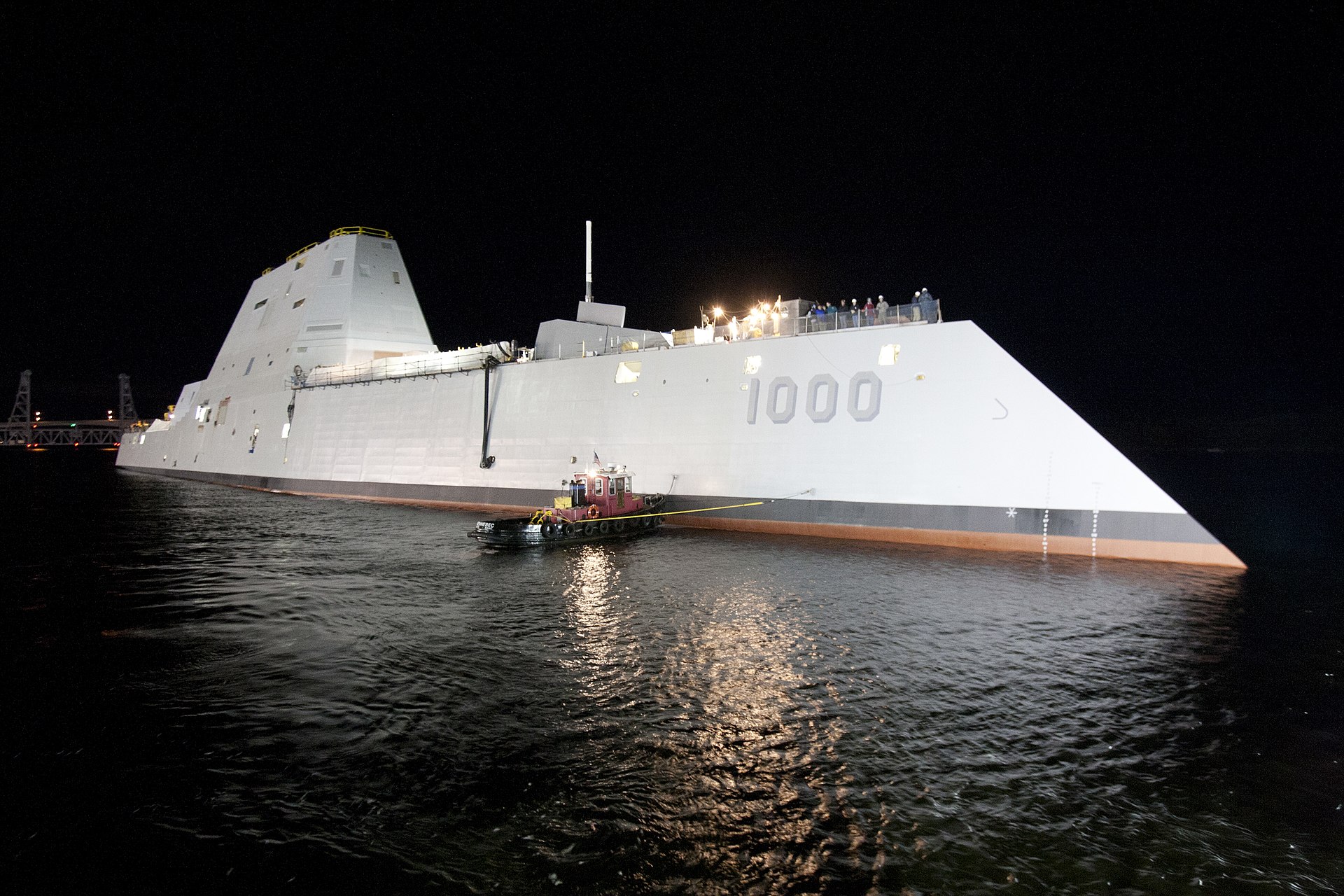 TÀU KHU TRỤC LỚP Zumwalt USS_Zumwalt_(DDG-1000)_at_night