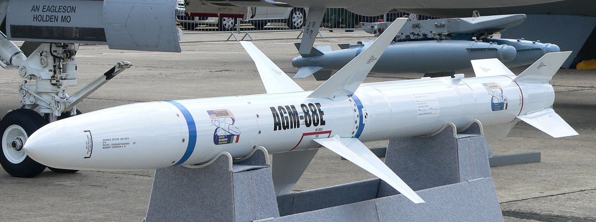 AGM-88-HARM-1920px-AGM-88E_HARM_p1230047