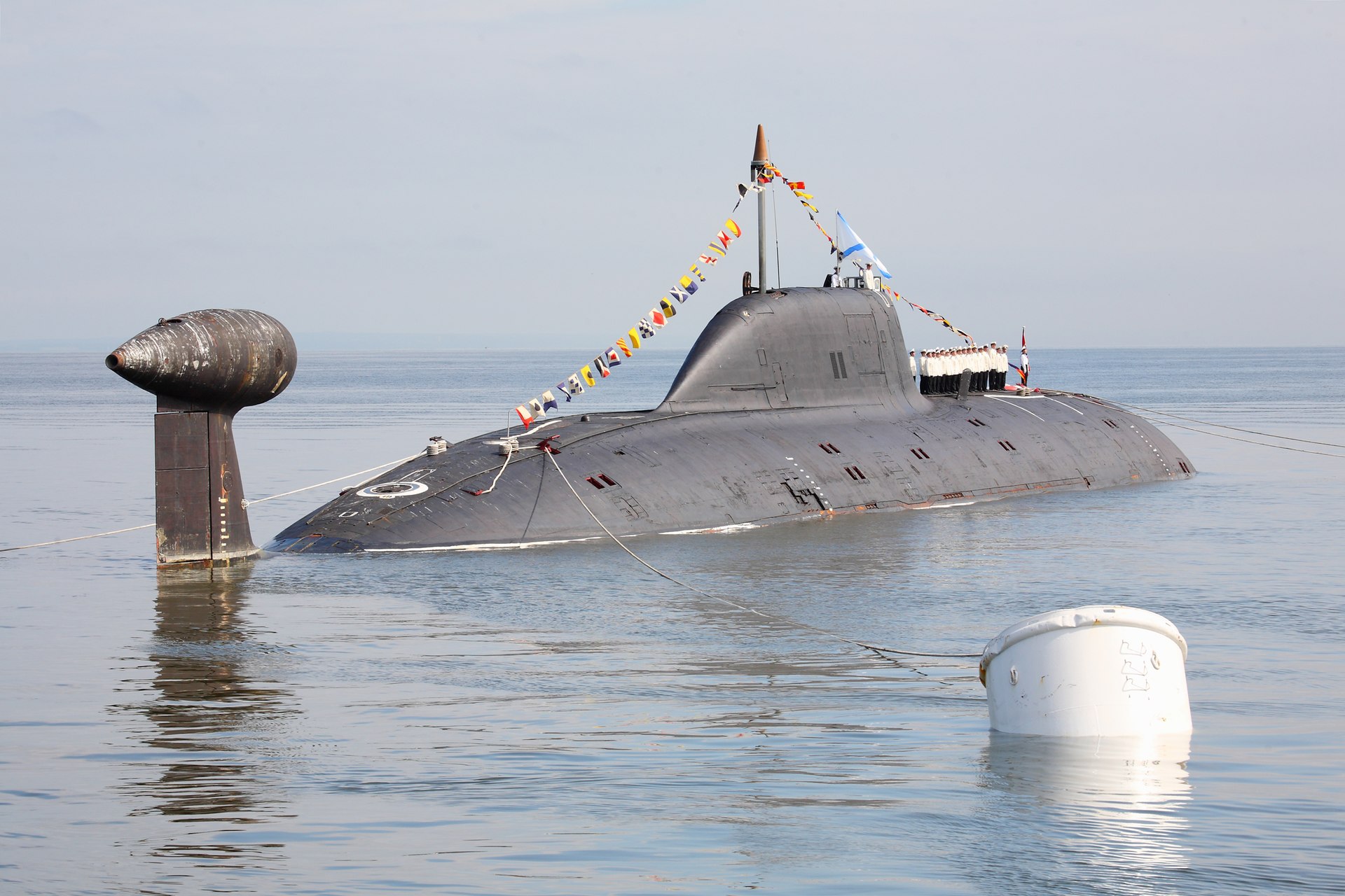 TÀU NGẦM HẠT NHÂN TẤN CÔNG LỚP Akula, PROJECT 971 Akula 1920px-Парад_кораблей_7_АПЛ_Магадан