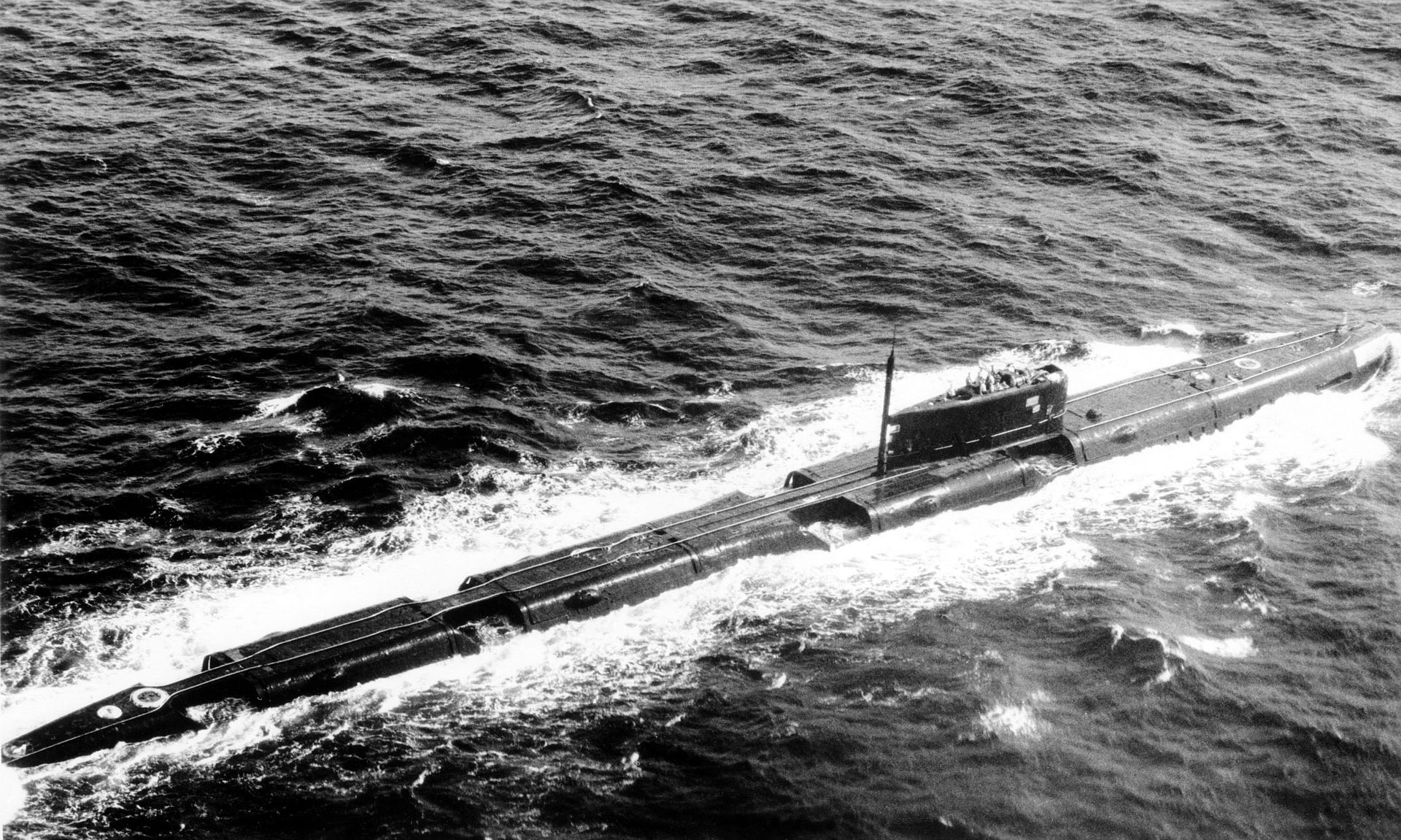 TÀU NGẦM HẠT NHÂN TÊN LỬA HÀNH TRÌNH LỚP Echo, PROJECT 659, 675 Echo 1920px-Submarine_Echo_II_class